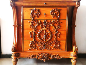 Classic chest of drawer